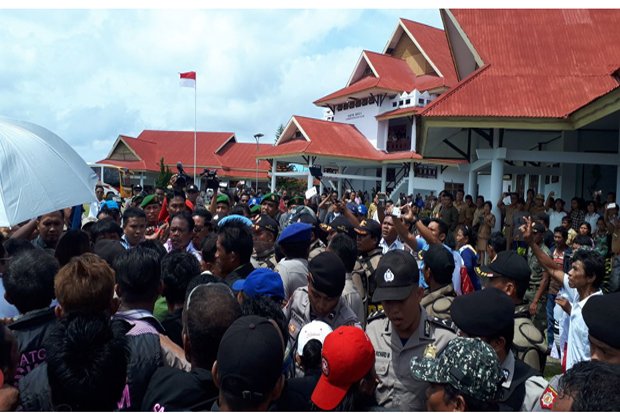 Ribuan Pendukung Bupati Cantik Talaud Tolak Penonaktifan Sri Wahyumi