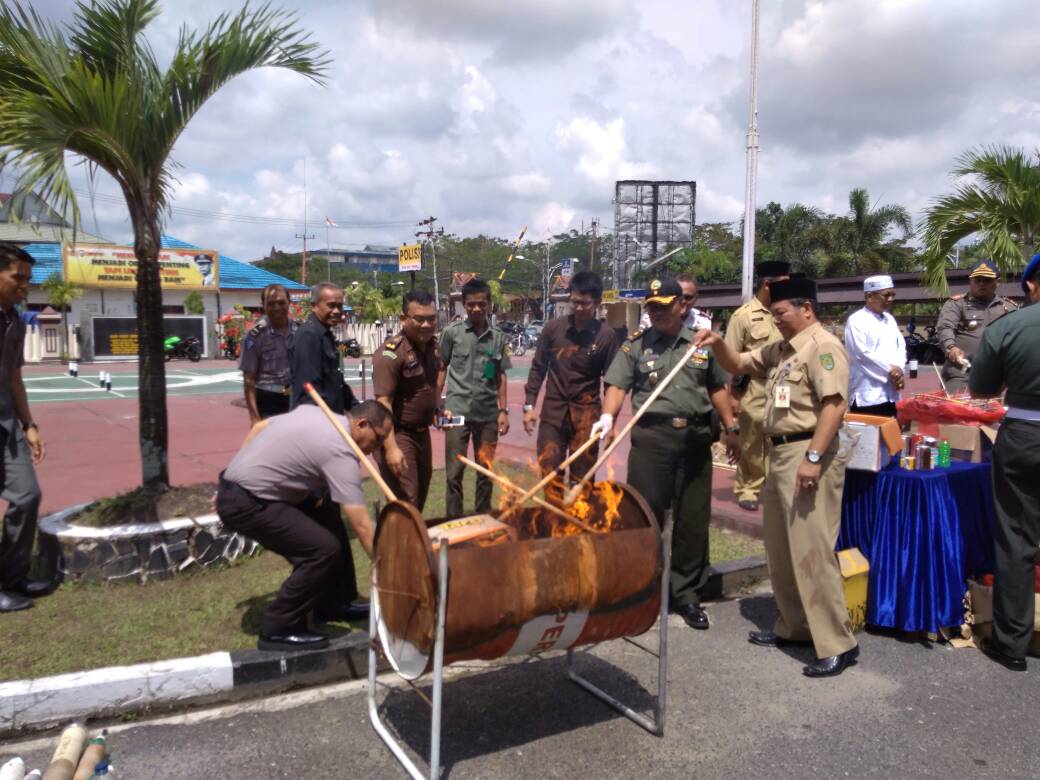 Di Mapolres Inhil, 1.120 Botol Miras Dimusnahkan
