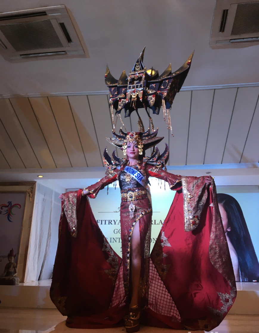 Vania Fitriyanti Bawa Rumah Gadang di Miss Internasional 2018