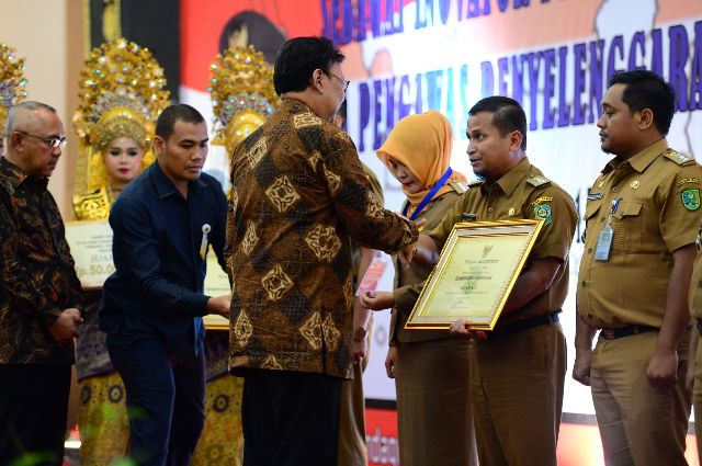 Mendagri Beri Dua Penghargaan Kepada Camat Kandis Kabupaten Siak