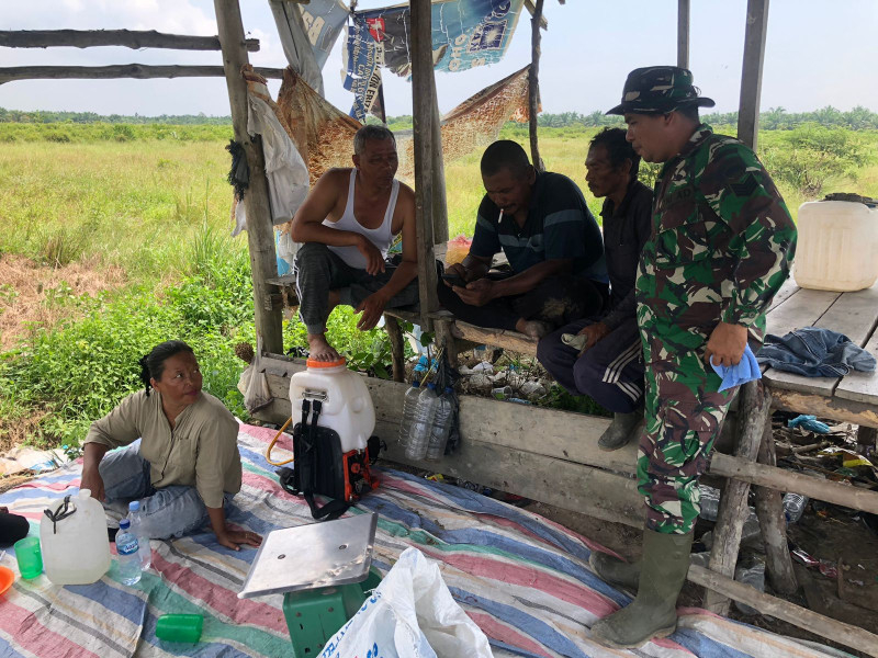 Babinsa Koramil 03 Sosialisasi Larangan Membakar Hutan kepada Petani Mentimun