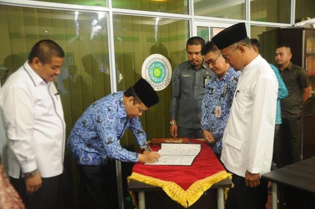 Bupati Meranti Teken MoU Pengelolaan Ambulace Laut dan Darat