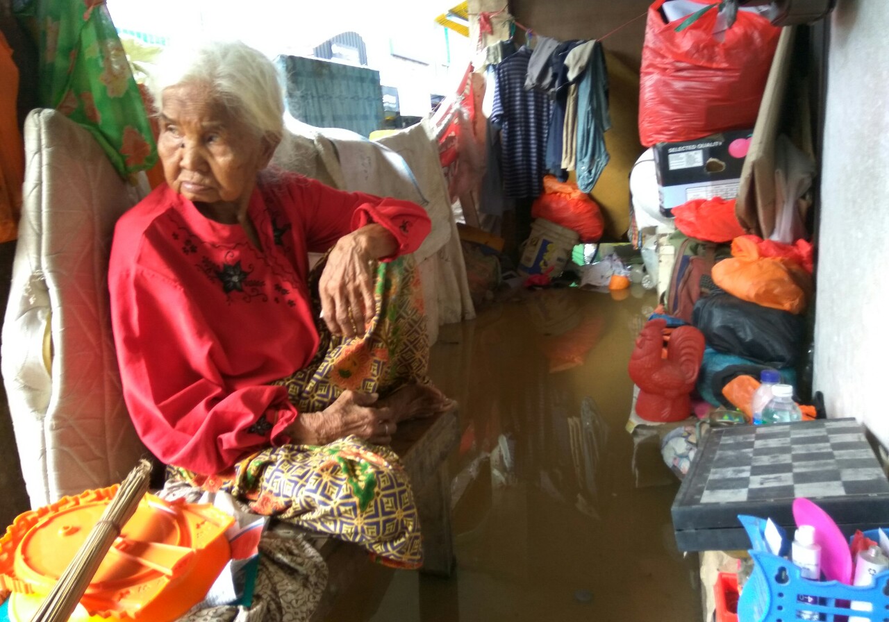 Kasihan, Wanita Lansia di Tembilahan Harus Tidur di Tempat Seperti Ini...