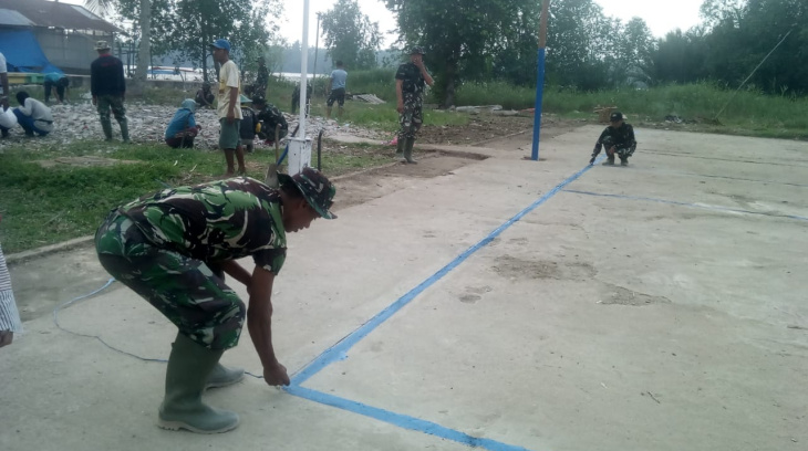 Satgas TMMD ke-106 Kodim 0314/Inhil Goro Bersihkan Lapangan Voly