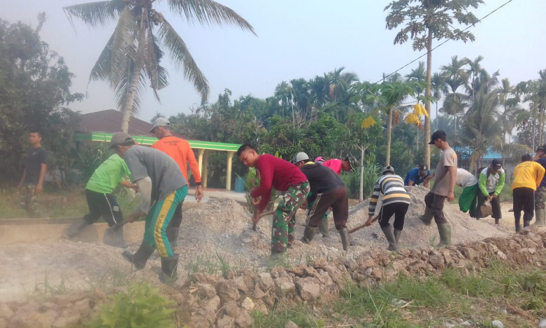 Gotong-royong Bersama Masyarakat Melakukan Penimbunan Jalan