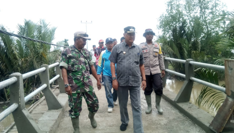 Wabup Kunjungi Satgas TMMD ke-106 Kodim 0314/Inhil di Desa Sanglar dan Seberang Sanglar
