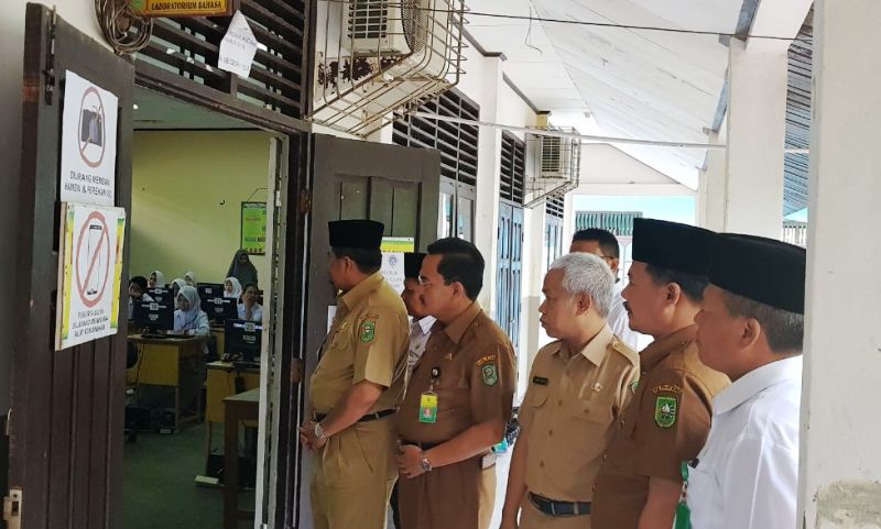 Tinjau pelaksanaan UNBK, Ini Pesan Wabup Siak