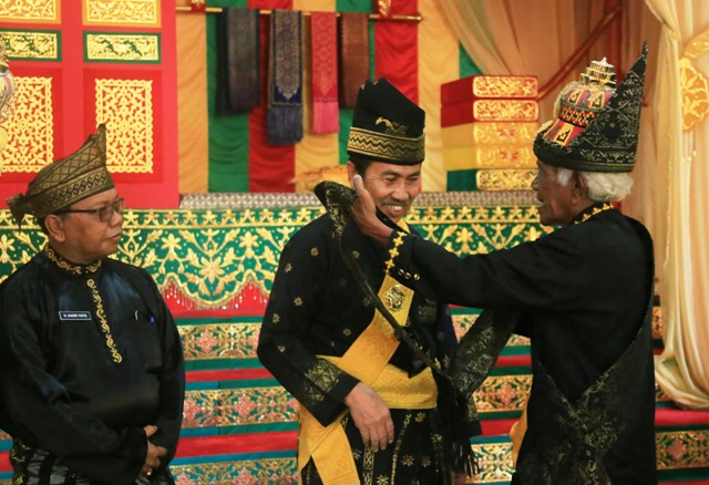 Syamsuar, Datuk Setia Amanah Terima Gelar dari  Majelis Kehormatan Adat Aceh Barat