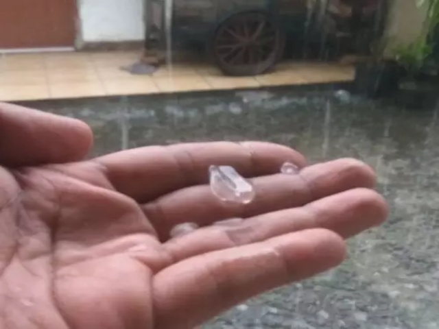 Terjadi Fenomena Hujan Es di Jakarta Selatan