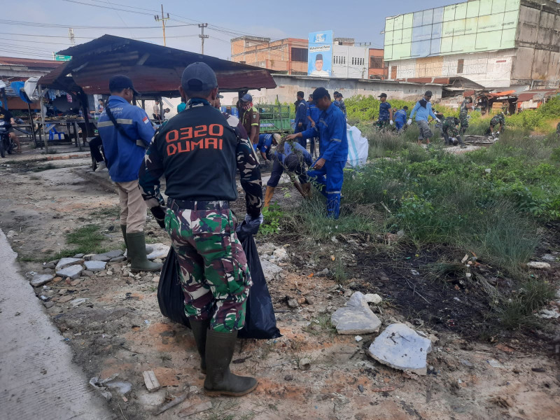 Kodim 0320/Dumai Gelar Aksi Bersih-bersih di Pasar Kelapa Sambut HUT Kodam I/BB ke-74