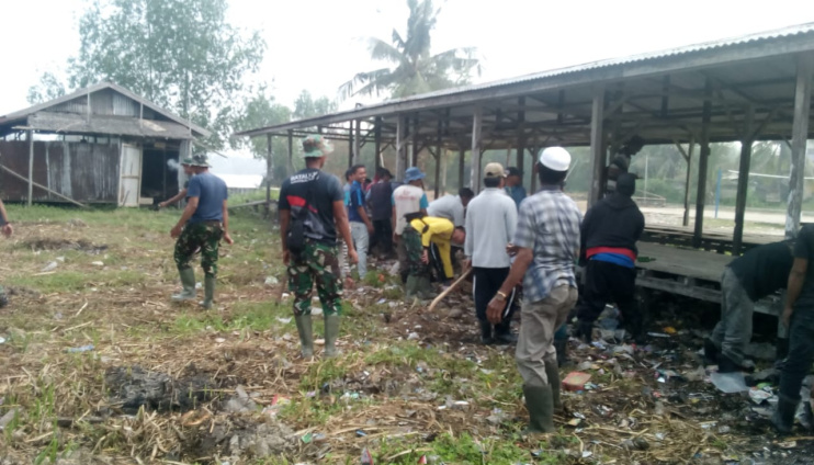 Satgas TMMD ke-106 Kodim 0314/Inhil Goro Bersihkan Sarana Umum di Desa Sanglar