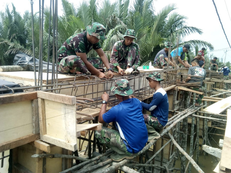 Satgas TMMD ke-106 Kodim 0314/Inhil Reteh Terus Maksimalkan Pembuatan Jembatan Beton