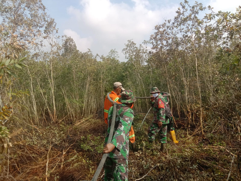 Pahlawan Tak Kenal Lelah, Meski Puasa, Serda Cerzakatno Tetap Semangat Laksanakan Pemadaman Karhutla