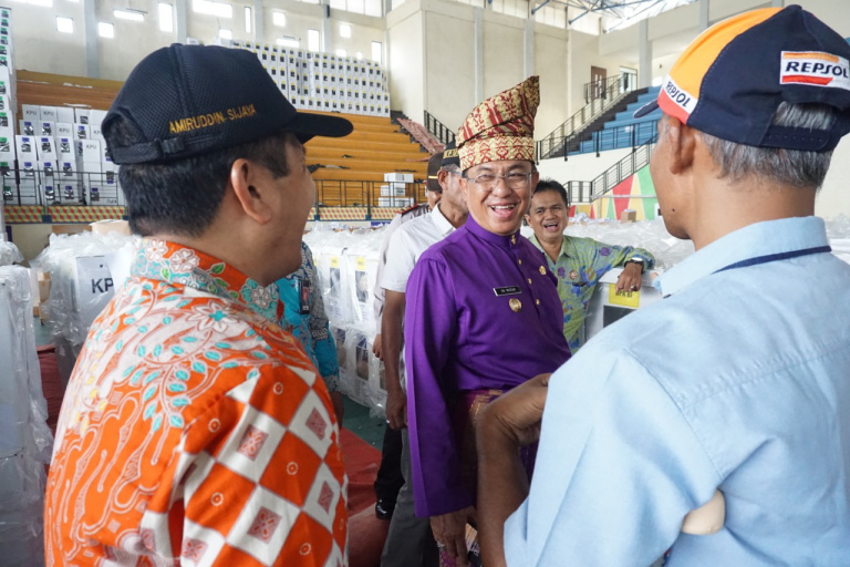 Bupati Inhil Tinjau Logistik KPU di Venue Futsal
