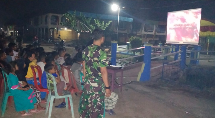 Satgas TMMD Ke-106 Kodim 0314/Inhil Gelar Nobar Film G 30 S/PKI Bersama Warga