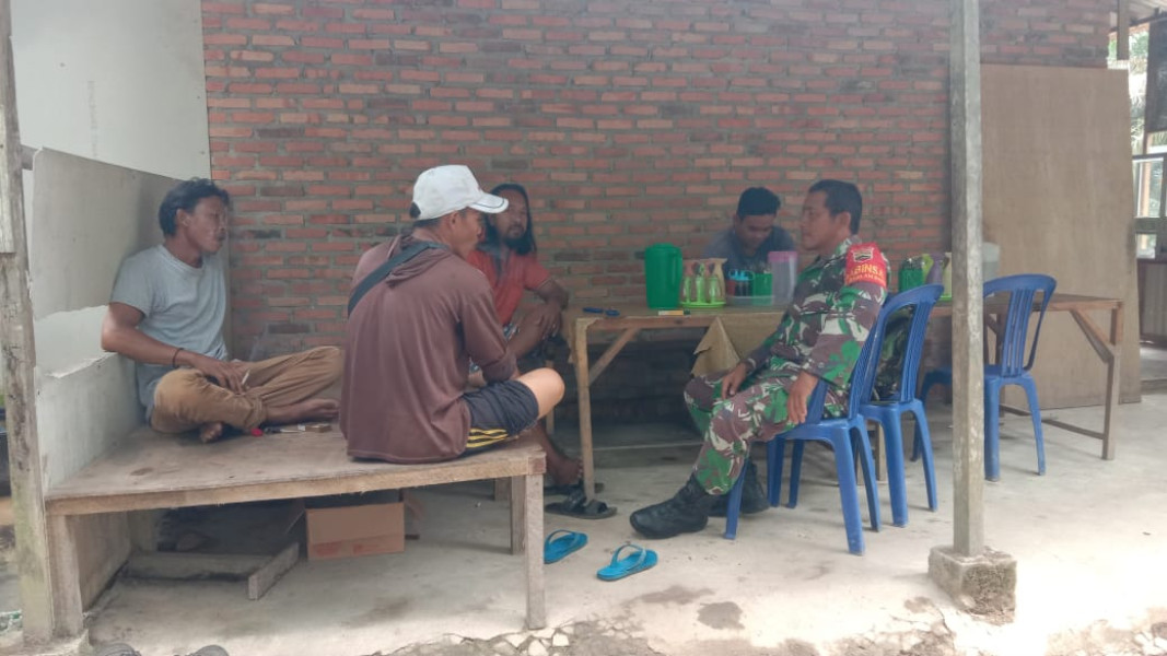 Sertu Jainal Arifin Komsos Dengan Masyarakat di Wilayah Binaannya