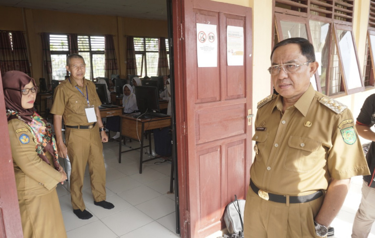 Bupati Inhil Pantau Pelaksanaan UNBK Jenjang SMP