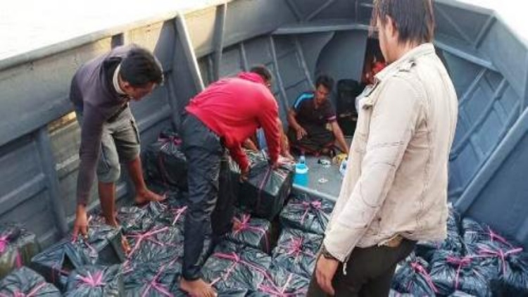 Polairud Amankan Ratusan Dus Miras yang Diselundupkan dari Luar Negeri