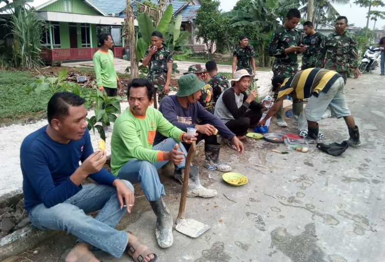 Satgas TMMD ke-106 Kodim 0314/Inhil Begitu Akrab Bercengkrama dengan Masyarakat