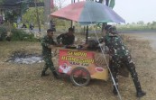 Aksi Peduli Satgas TMMD 129 Bojonegoro bantu Dorong Gerobak ''Sempol'' Bu Kartini
