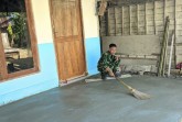 Ketelitian Demi Kualitas: Satgas TMMD 129 Bojonegoro Sulap Sapu Lidi Jadi Tekstur Lantai Aman dan Rapi