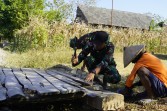 Lelah Tak Terasa: Satgas TMMD 129 Bojonegoro Bantu Benahi Jembatan Warga Kesongo