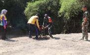 Sinergi Hijau di TMMD 129 Bojonegoro: Babinsa Kesongo dan DLH 'Keroyokan' Buat Lubang Tanam Pohon untuk Jaga Tanggul Sungai