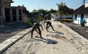 Wujud Nyata Gotong Royong: Satgas TMMD 129 Bojonegoro dan Warga Pacu Pembangunan Drainase demi Keawetan Jalan Desa