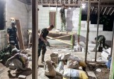 Lampu Menyala, Palu Berbunyi: Satgas TMMD 129 Bojonegoro Kebut Renovasi Rumah Warga di Malam Hari