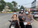 Di Tengah Kabut Asap, Polres Kuansing dan Dubalang Batang Kuantan Bagikan Masker