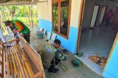 Sinergi Tanpa Sekat: Kala Satgas TMMD 129 Bojonegoro dan Warga Kesongo Bahu-Membahu Merajut Asa Ibu Jasmiati