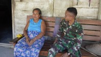 Humanis, Anggota Satgas Sambangi Warga Kesongo Sosialisasikan Program TMMD 129 Bojonegoro