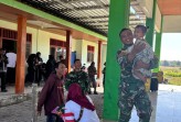 Keceriaan Anak-Anak Warnai Kegiatan Satgas TMMD 129 Bojonegoro di Balai Desa Kesongo
