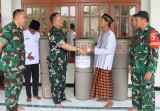 Kepedulian Tanpa Batas: Tim Wasev TMMD 129 Bojonegoro Salurkan Bantuan Karpet Tempat Ibadah
