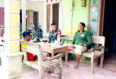Menganyam Kebersamaan di Teras Desa: Cara Babinsa Kesongo Rangkul Warga Sukseskan TMMD 129 Bojonegoro