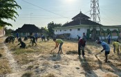 Jejak Bakti Satgas TMMD 129 Bojonegoro: Jadikan Halaman Masjid Dusun Krebet Bersih dan Nyaman untuk Ibadah