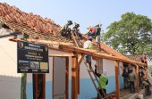 Menembus Terik, Menjaga Harapan: Satgas TMMD 129 Bojonegoro dan Warga Bahu-Membahu Pasang Genteng Rumah Bu Tini
