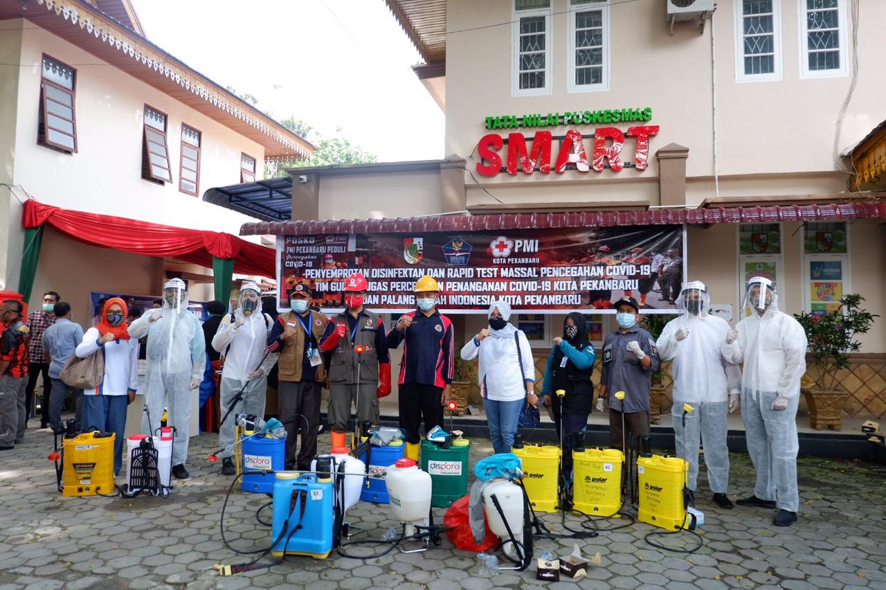 Mahasiswa Kukerta Relawan Covid-19 Mengikuti Kegiatan Penyemprotan Disinfektan dan Rapid Test Massal