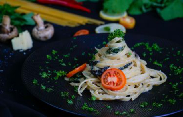 Resep Pasta Fetucini Jamur dan Daun Kemangi, Pakai Saus Keju Creamy
