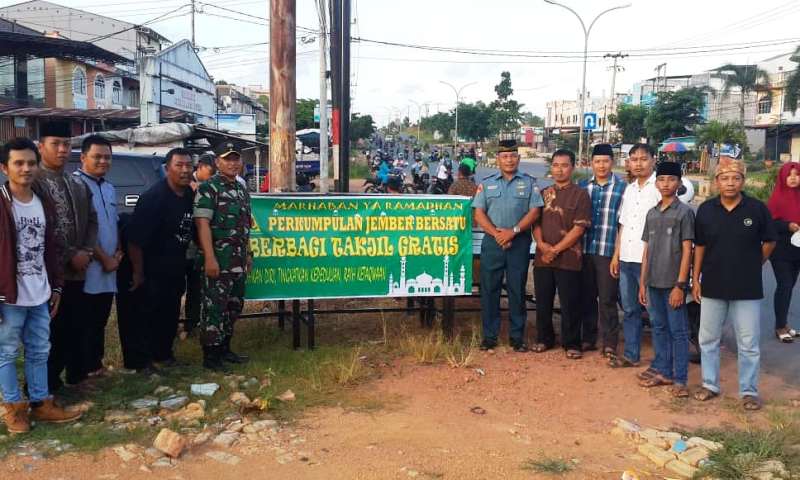 Bersama Perkumpulan Jember Bersatu, Kodim 0315/Bintan Bagikan Ratusan Takjil