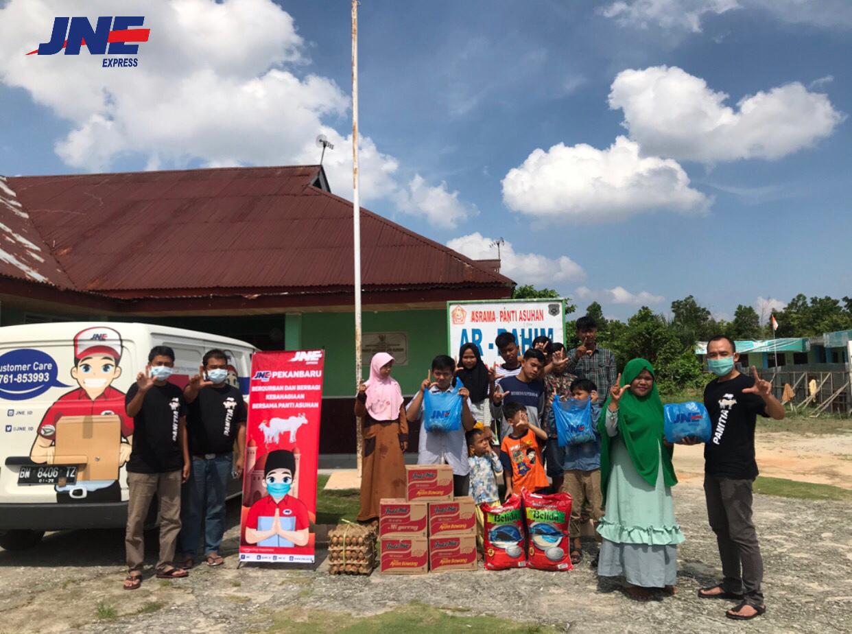 Maknai Idul Adha Ditengah Pandemi, JNE Pekanbaru Berbagi ke Panti Asuhan
