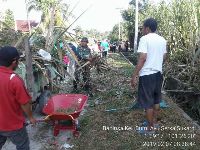 Babinsa Kelurahan Bumi Ayu Ajak Warga Gotong Royong