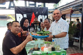 Bupati Labuhanbatu Sambangi Warkop Gelas Batu dan Berikan Nasi Tumpeng