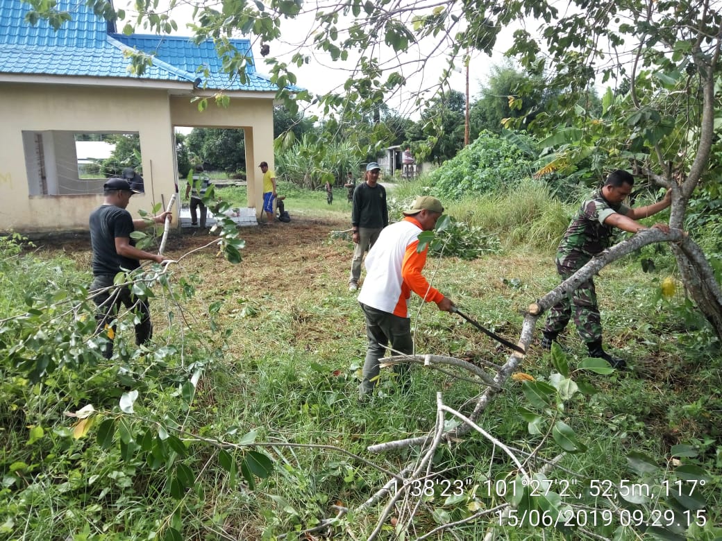 Babinsa Koramil 01/Dumai, Kodim 0320/Dumai Gotong Royong Bersama Warga