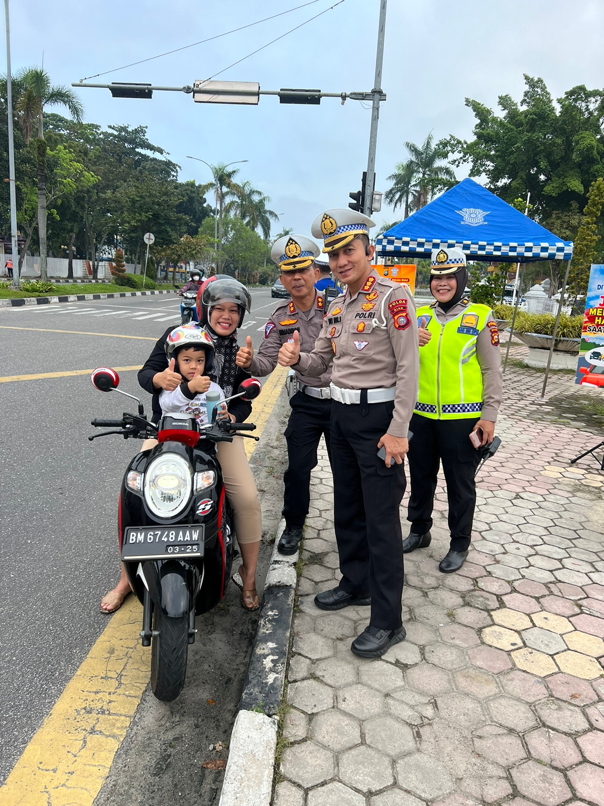 Dirlantas Polda Riau Bagikan Helm Gratis dan Ajak Pengendara Jadi Pelopor Keselamatan