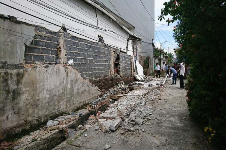 Waduh.... Dinding Belakang Gedung Ramayana Dumai Roboh