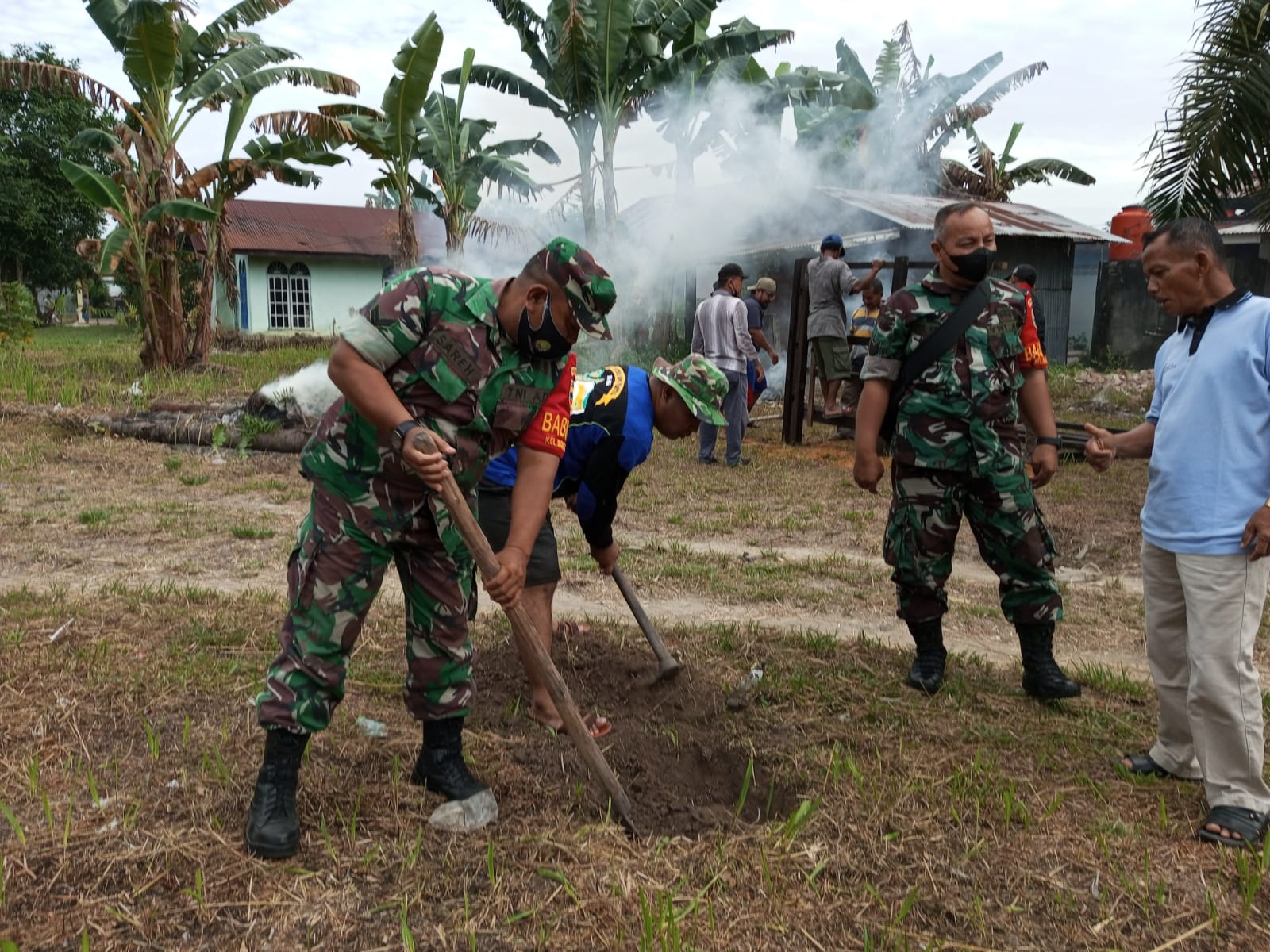 Babinsa Koramil 02 Bantu Masyarakat Bangun Tempat Untuk Kegiatan Kurban