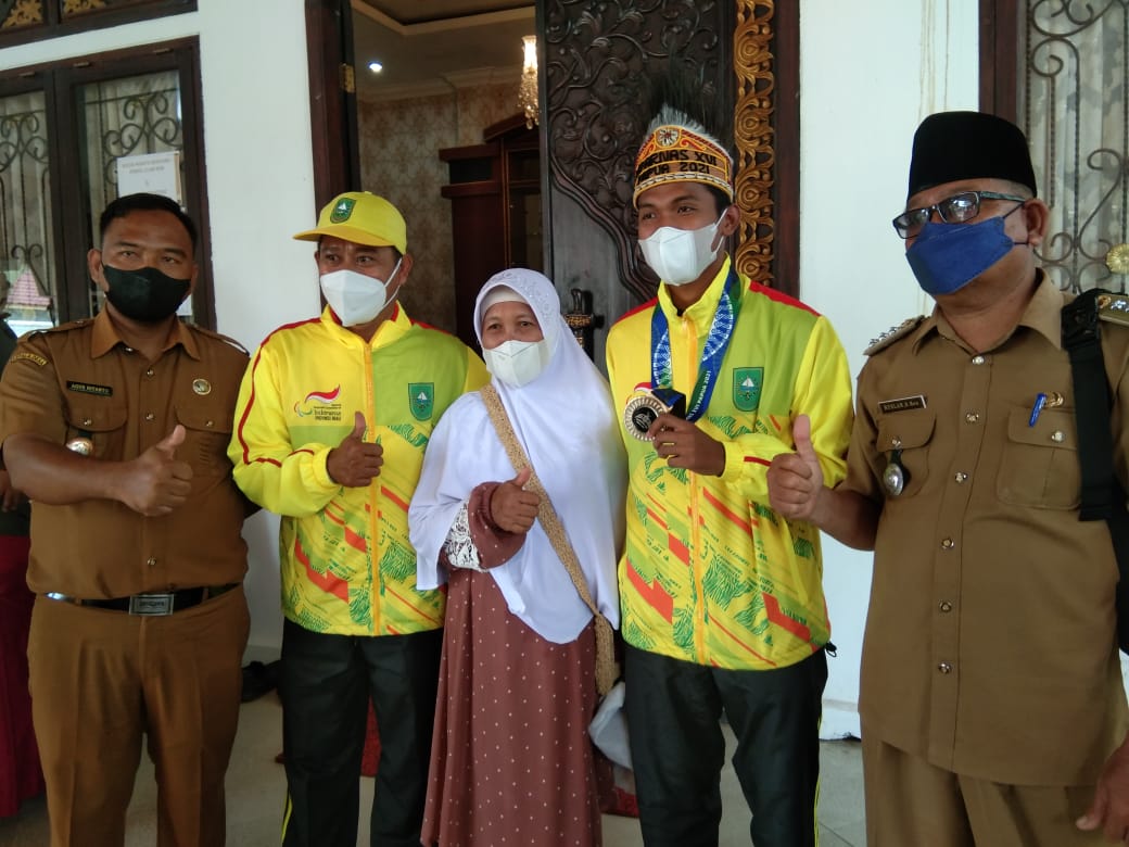 Suarti, Ibunda Peraih Medali Emas Kunjungi Rumah Dinas Bupati Rohul