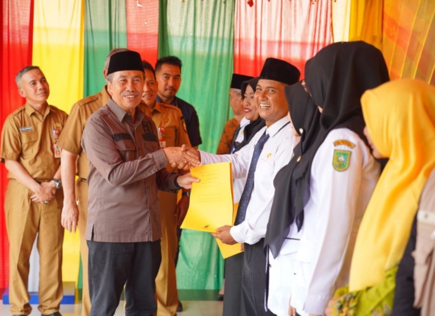 Diserahkan Gubri Syamsuar, 588 Guru di Rohil Terima SK PPPK Tenaga Pendidik