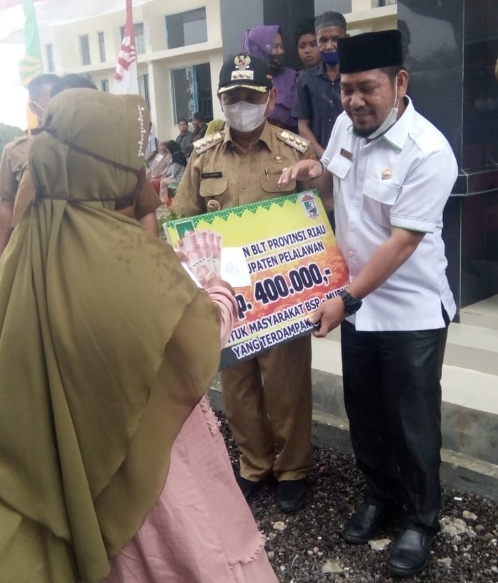 Bupati Pelalawan  Serahkan Bantuan Langsung Tunai (BLT) Secara Simbolis Di Kelurahan Langgam